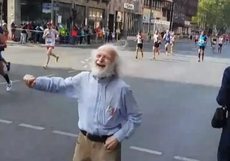 Fandil jak o život! Hvězdou Berlínského maratonu se stal rozjetý důchodce