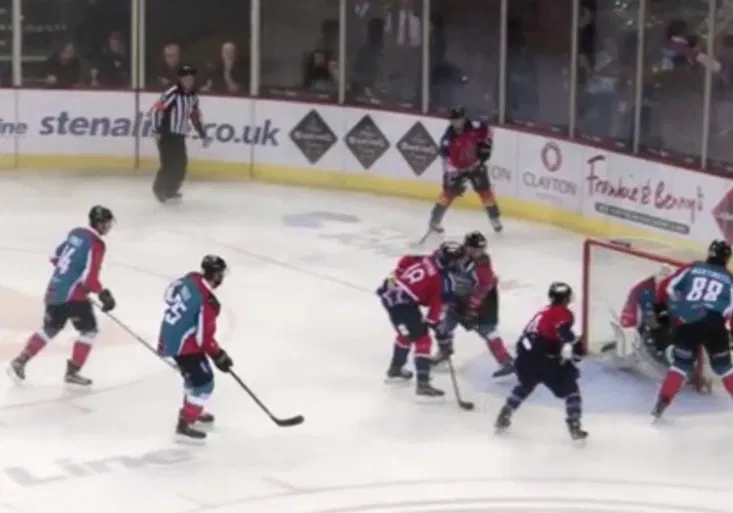 Hokejový gól roku? Možná padl v Británii! Došlo pak i na bitku!