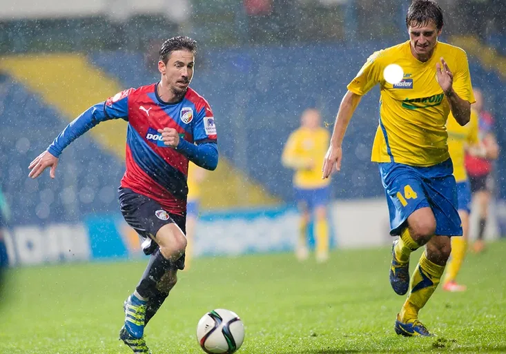 VIDEO: Petržela se zase předvedl. Šlápl úmyslně na soupeře?