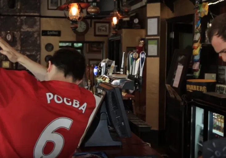 Famózní vtípek! Jak by si kluby Premier League objednávaly pivo v baru?