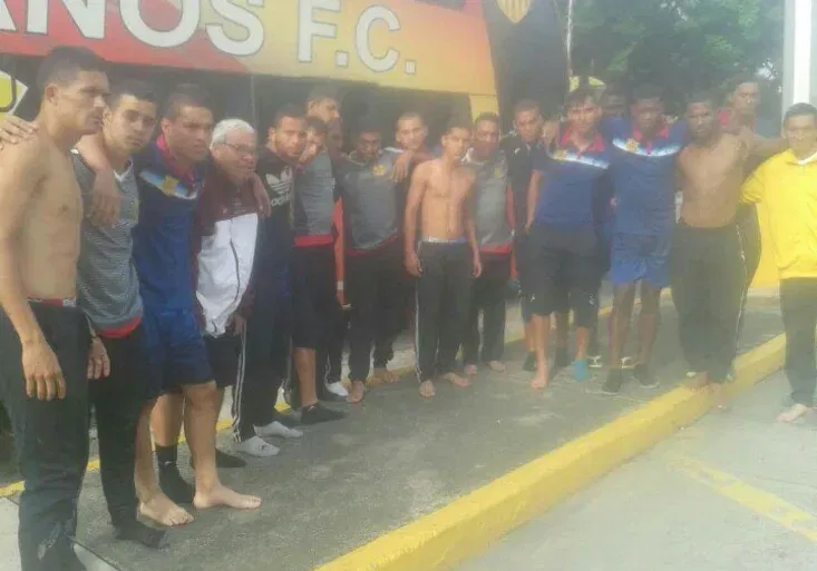 Neuvěřitelné! Fotbalisté ve Venezuele prohráli a skončili u silnice polonazí a bez bot!