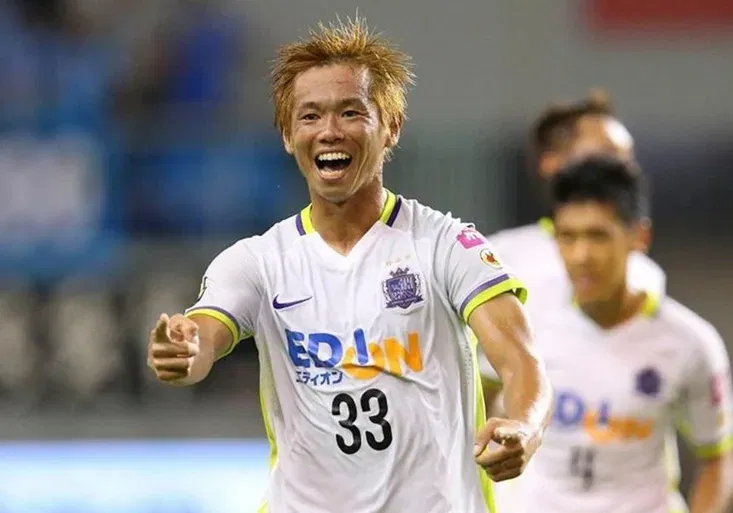 To je bomber! Podívejte, jak drobný Japonec z Hirošimy střílí góly z půlky! Sám tomu nevěřil!