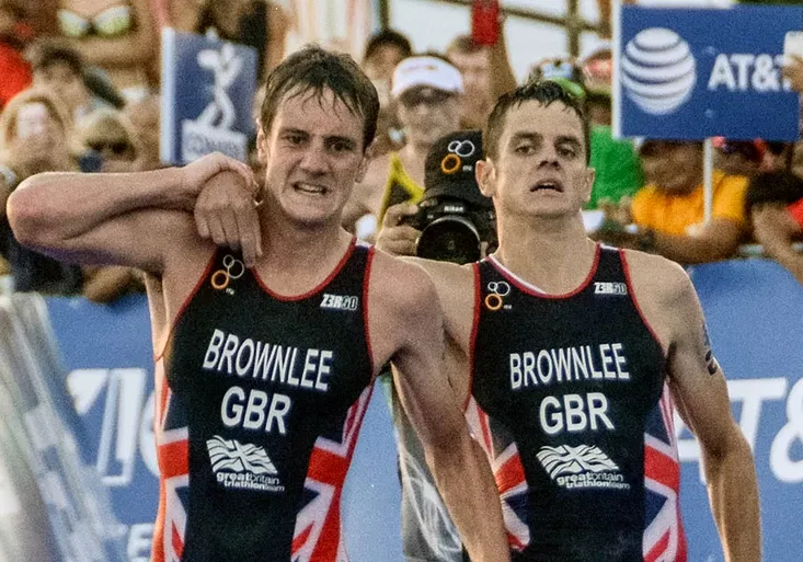 Díky brácho! VIDEO obletělo svět! Jak Alistair Brownlee na MS dovlekl do cíle kolabujícího bratra?