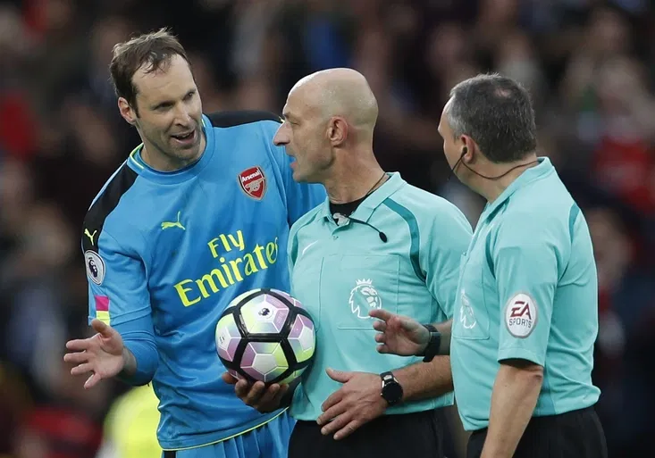 Vlastní gól i zaviněná penalta. Má se Petr Čech obávat o místo v brance Arsenalu?