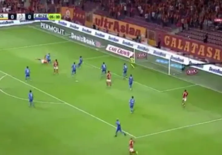 Životní trefa Erena Derdiyoka! Vystřihl dokonalé nůžky a zařídil výhru Galatasaray
