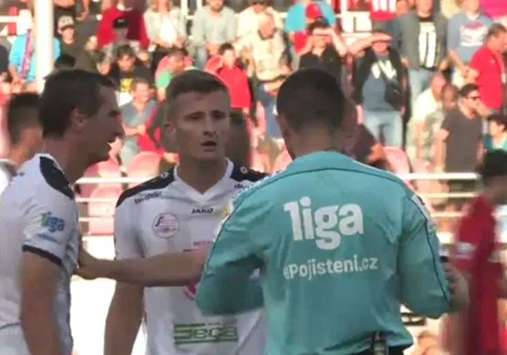 Divočina v Brně. Rozhodčí ukončil zápas, když se hradecký Zorvan řítil sám na branku!