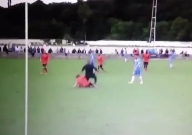 Drzost nejvyššího kalibru! Geniální fintě na rozhodčího se směje celý svět