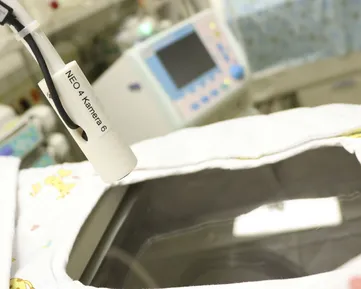 Rodiče mohou novorozence sledovat na videopřenosu z inkubátorů i díky O2