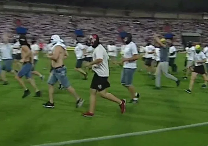 Chuligáni pokazili fotbalový svátek. Měl se zápas Baníku s Opavou dohrát?