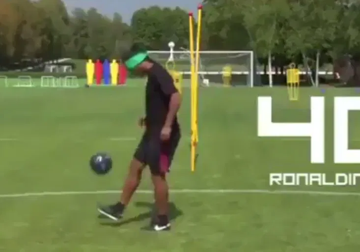 Mág Ronaldinho oznámil konec kariéry! Jak "poslepu" zesměšňoval fotbalové ikony?