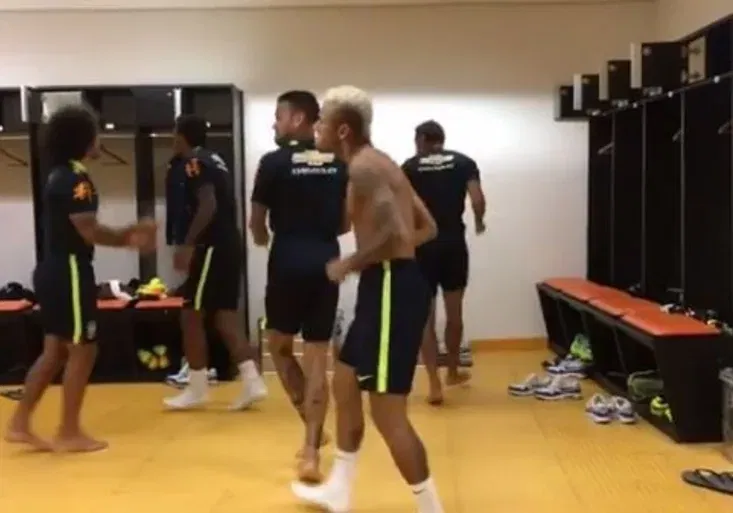 Brazilská party ve fotbalové šatně? Křepčícího Neymara a spol. viděly miliony fanoušků