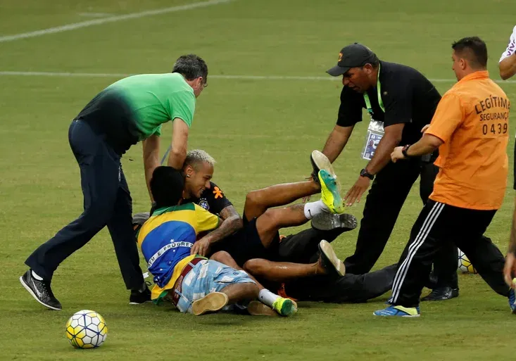 Fotbalové šílenství v Brazílii: Fanoušci vtrhli na hřiště, hvězdu Neymara povalili k zemi!
