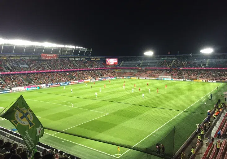 Fanoušci, kde jste? Jak Severní Irové zachraňovali atmosféru na Letné?