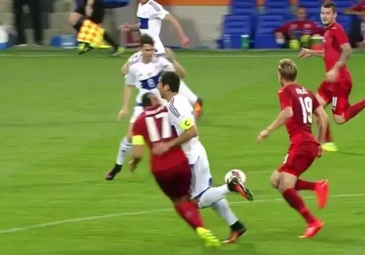 Hon na Suchého! Jak český kapitán promluvil o svém faulu, kterým vyřadil Mkhitaryana?