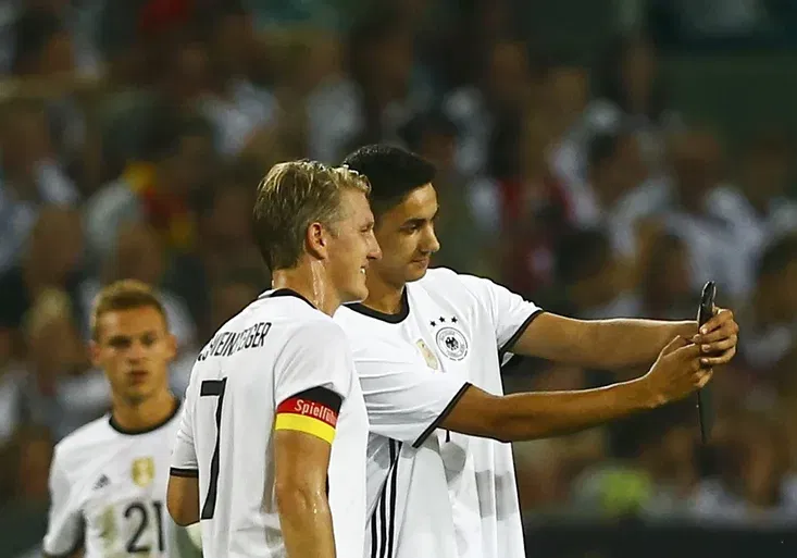 Schweinsteiger jako Ronaldo. Během dojemné rozlučky zvládl i selfie s fanouškem