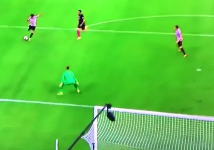 Barceloně zatrnulo! Brankář Ter Stegen ale šílenou chybu napravil zákrokem hlavou!