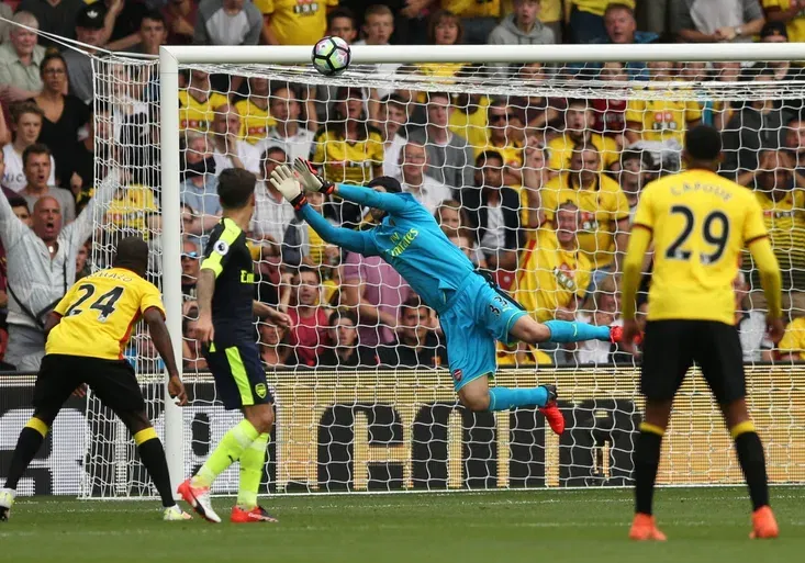 Famózní Čech! Podívejte, jakými zákroky pomohl Arsenalu k první výhře!