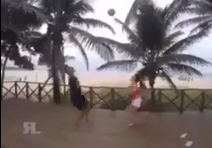 Zdrcující bolest! Tenhle borec už si s přítelkyní fotbal nedá. TOTÁLNĚ ho vyřídila!