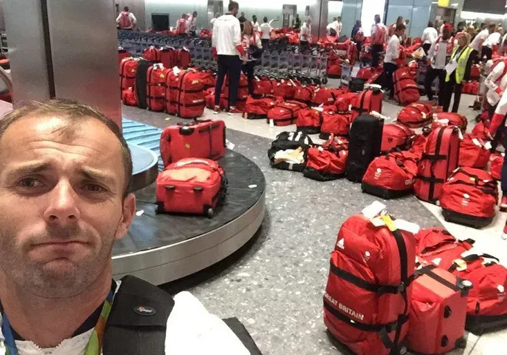 Můj je ten červený! Brity při návratu z olympiády zaskočila nezvyklá nepříjemnost!