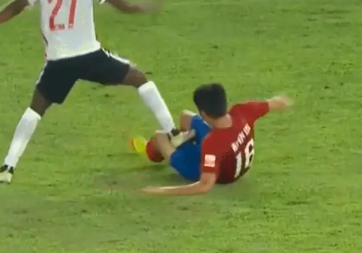 Hlupák Gervinho! Po nechutném zákroku v čínské lize se divil jasné červené kartě