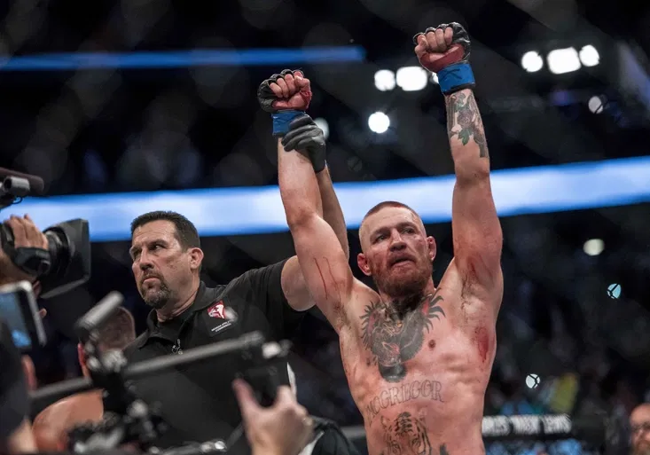 Král je zpátky! McGregor porazil Diaze v náročné pětikolové bitvě