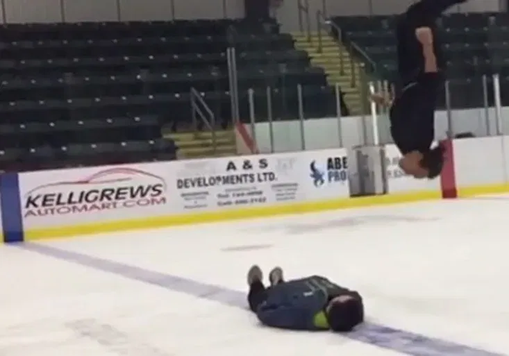 To chce odvahu! Krasobruslař předvedl šílený trik. Jak zvládl salto vzad přes kamaráda?