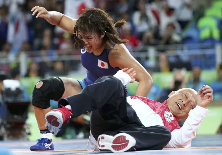 Prásk! Dovedl ji ke zlatu, ona ho složila na lopatky. Oslava japonské zápasnice baví svět