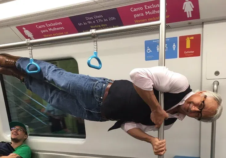 Šok v olympijském metru! Jak důchodce zaskočil ochotné Brazilce a stal se hvězdou Twitteru?