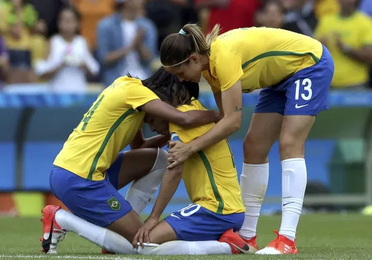 Prokletí brazilské superstar trvá! Jak zhroucenou hvězdu dojemně utěšovaly Švédky?