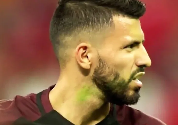 Panečku! Paličák Agüero za 20 minut zahodil v Bukurešti dvě penalty! Svítili na něj laserem