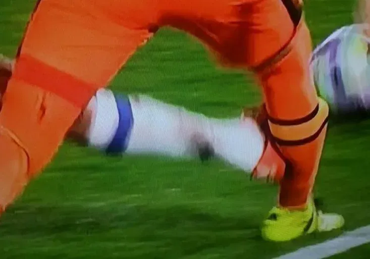 Za tohle bez karty? Diego Costa hrozivě sejmul gólmana. Vyloučení však unikl a pak rozhodl zápas!