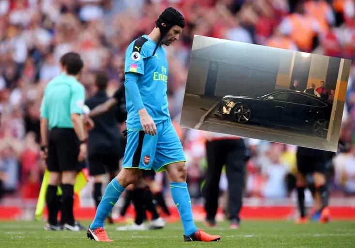 Čechův mizerný den! Dostal 4 kusy od Liverpoolu a pak rozbil luxusní auto!