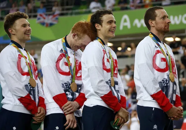 Velká show sira Wigginse! Co předvedl britský rekordman při předávání medailí?