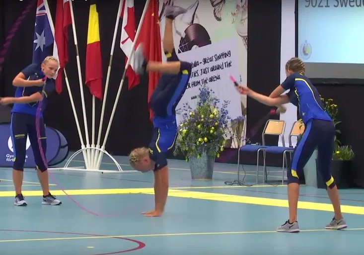VIDEO: Úžasné Švédky a splašený Číňan! Skákání přes švihadlo jako umění!