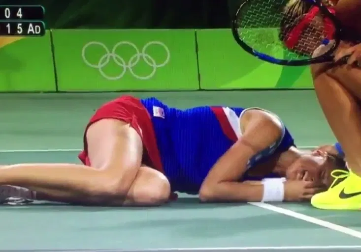 Drsně odvrácený mečbol. Hingisová trefila Hlaváčkovou přímo do oka