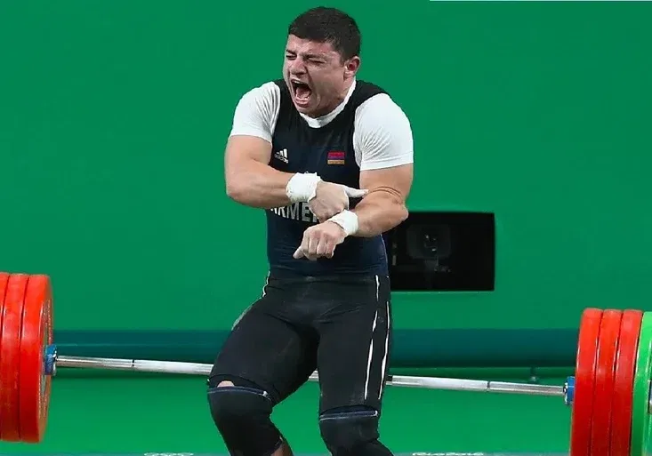 Olympijský horor! Arménskému vzpěrači pod extrémní váhou povolily kosti!