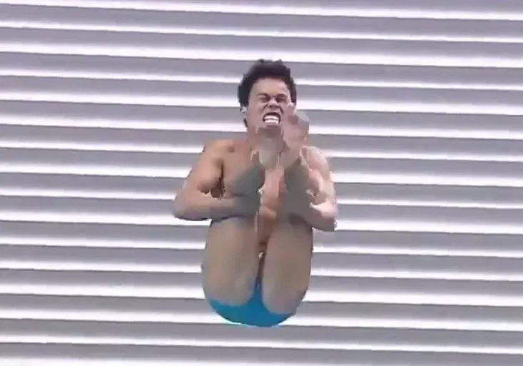 Rozplácl se jako žába! Lidé se náramně baví na účet filipínských skokanů do vody