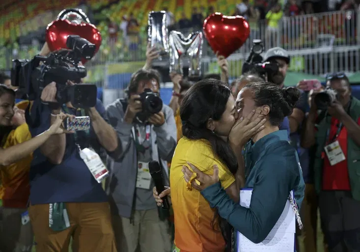 Nejslavnější olympijský polibek! Brazilskou ragbistku požádala dobrovolnice o ruku