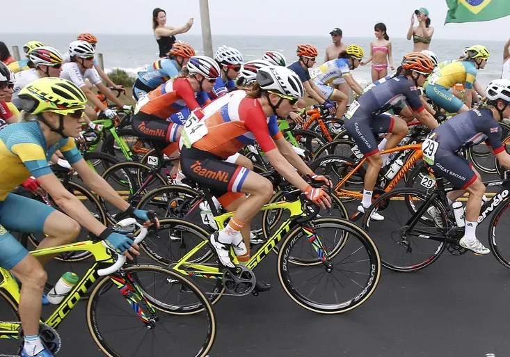 Cyklistické peklo. Hrůzostrašný pád připravil Nizozemku o zlato, skončila v nemocnici