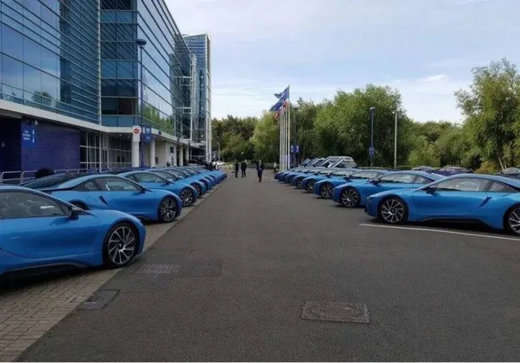 Majitel Leicesteru se vytáhl, hráče odměnil luxusními sporťáky. Jaký ale nevychytal detail?