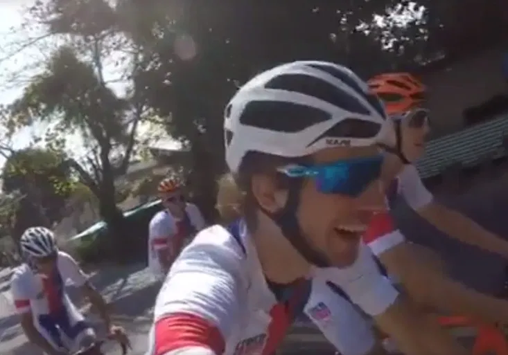 Napadení bezdomovcem, sprcha na schodech. Cyklisté mají v Riu nevšední zážitky