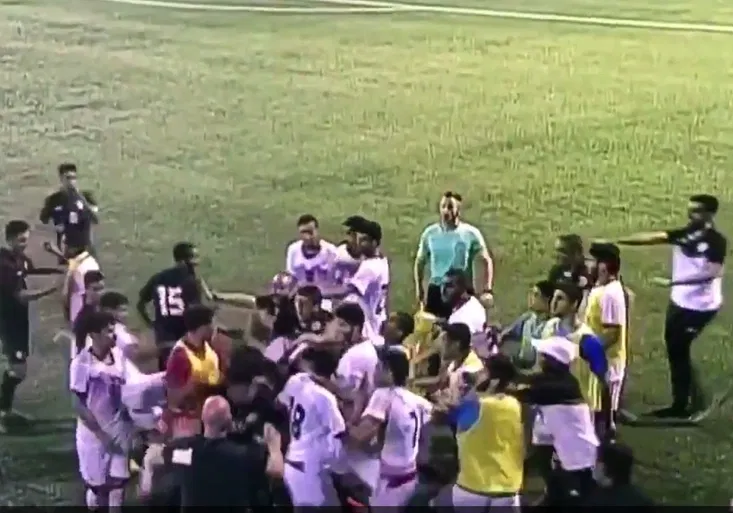 VIDEO: Drsný faul a pak pěsti. V bitce Američanů s Bahrajnci se rvalo 35 lidí!!!