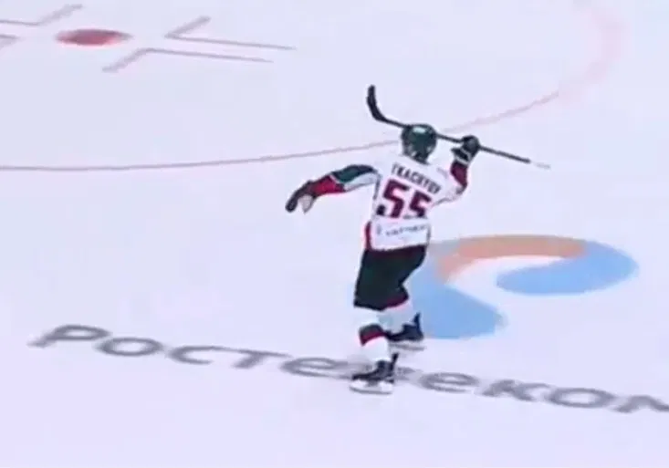 Neuvěřitelný nájezd! Rus hodil hokejkou jako oštěpem! A dal gól!