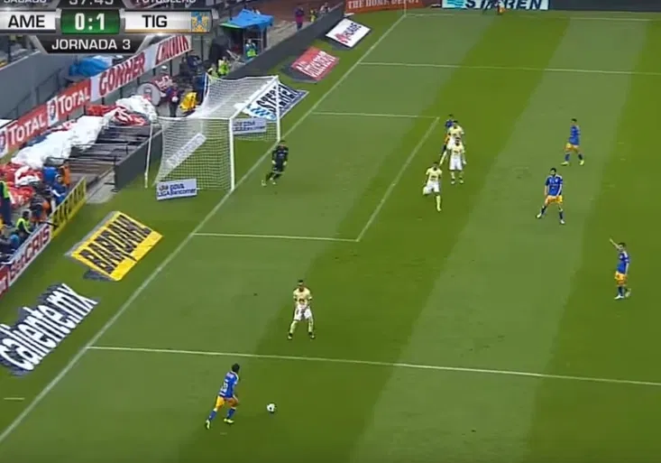 Mexičan udělal z brankáře tvrdé Y! Padl nejkrásnější gól fotbalového léta?