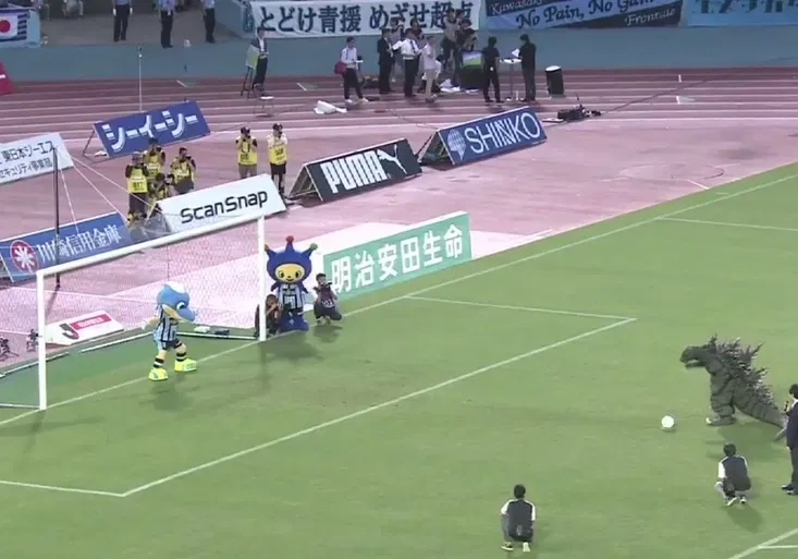 Nejbizarnější duel maskotů z Japonska! Godzille se povedlo něco nevídaného!