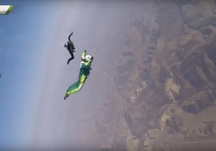 Čistý blázen! Skočil z 8 kilometrů bez padáku a dopadl do sítě! A bylo to těsně!