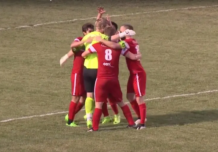 Když vystřelí brankář! Neuvěřitelný gól přes celé hřiště!