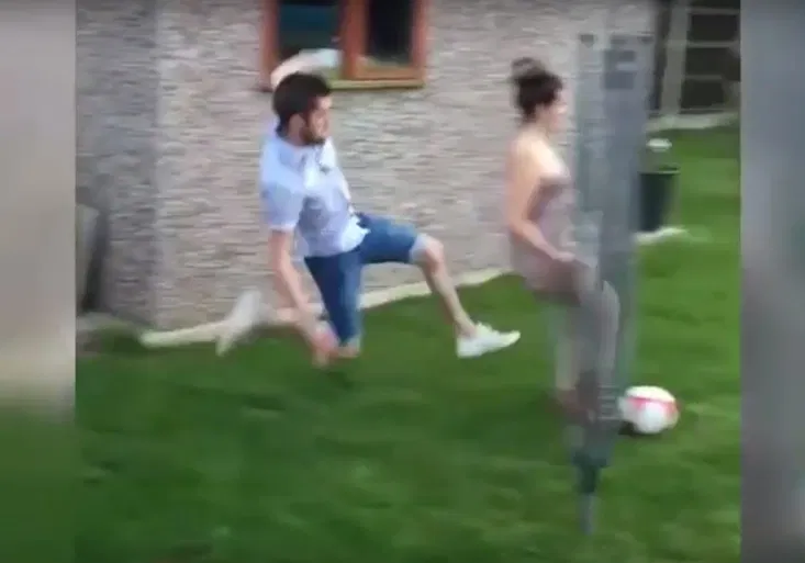 Přeskočilo mu? Tenhle šílenec prasáckým skluzem sejmul vlastní přítelkyni!