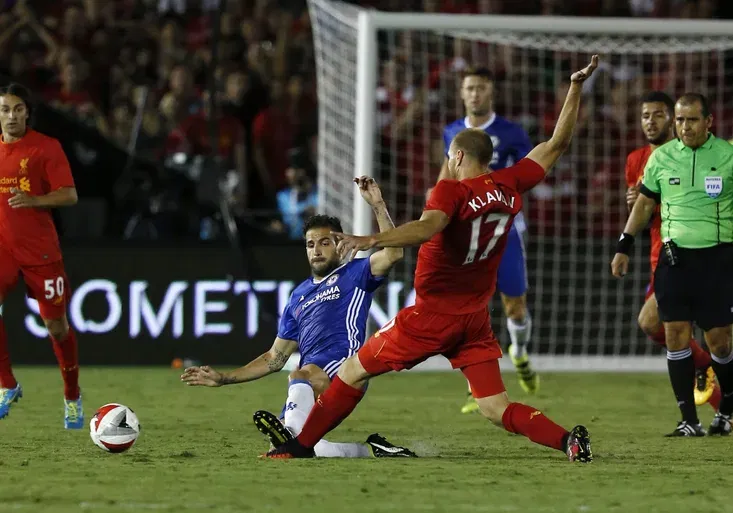 Blázen Fabregas! Za co dostal červenou v přáteláku s Liverpoolem?