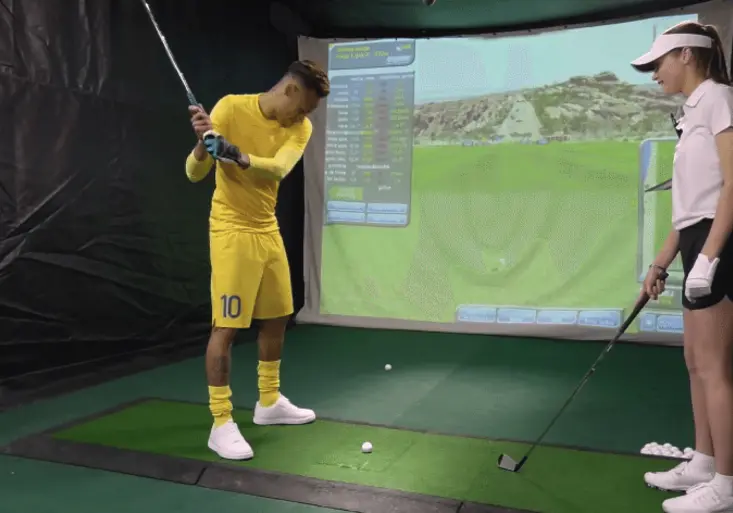 Neymarova golfová premiéra. Jak hvězdu Barcelony vyškolila pohledná slečna?